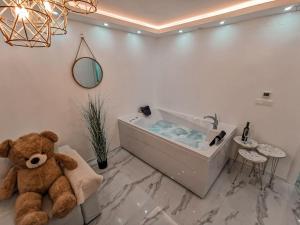 塞拉耶佛的住宿－Teddy Bear Apartment Sarajevo，一个大泰迪熊坐在带浴缸的浴室里
