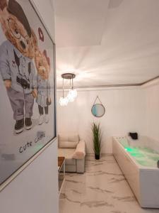 塞拉耶佛的住宿－Teddy Bear Apartment Sarajevo，带浴缸的浴室和墙上的海报