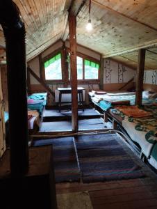 Una habitación con un montón de camas. en Хижа Ловна в Рила en Panichishte