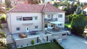 The building in which a vendégházakat is located