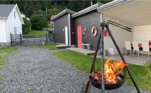Gril dostupný pro hosty v hostelu