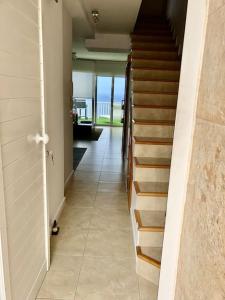 un couloir avec un escalier dans une maison dans l'établissement MIRADOR DE MERESE, à Frontera