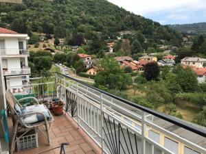 einen Balkon mit Stadtblick in der Unterkunft TORRE PELLICE Camera In Bilocale con bagno in comune in Torre Pellice