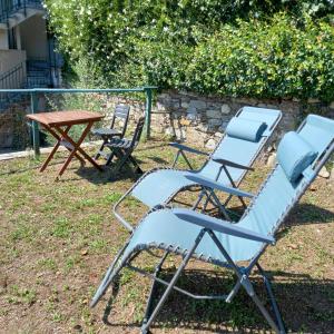 un paio di sedie, un tavolo e un tavolo da picnic di Il Nido sul Lago a Stresa