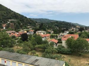 Blick auf eine Stadt mit einem Berg in der Unterkunft TORRE PELLICE Camera In Bilocale con bagno in comune in Torre Pellice