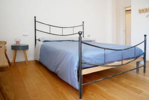 - une chambre dotée d'un lit avec un cadre noir dans l'établissement Ristoro 5 - Splendido 100 mq, nuovo e luminoso, à Preganziol