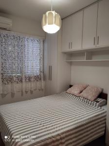 um quarto com uma cama grande e uma janela em Mio Lux em Baošići
