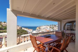 un balcon avec une table et des chaises et une vue sur l'océan dans l'établissement Casa Monsoria, à Carvoeiro