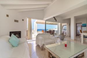 un salon avec un canapé et une table dans l'établissement Casa Monsoria, à Carvoeiro