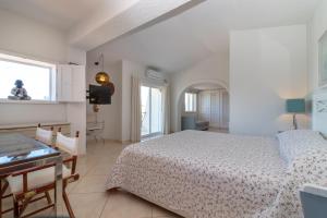 une chambre avec un lit, une table et un bureau dans l'établissement Casa Monsoria, à Carvoeiro