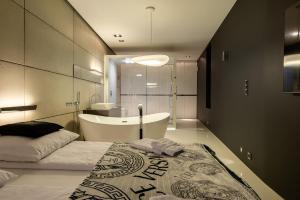 Koupelna v ubytování Apartament z jacuzzi City Life Centrum + 28 fotografií