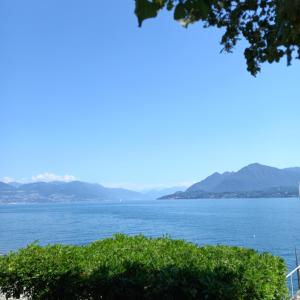 vista sull'acqua con montagne sullo sfondo di Il Nido sul Lago a Stresa