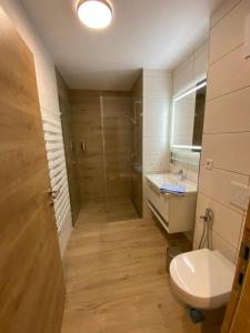 卡普倫的住宿－Summit Suites Kaprun inclusive Summercard，带淋浴、卫生间和盥洗盆的浴室