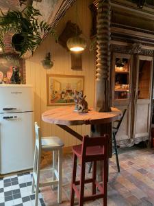 ベレームにあるAU LIT ON DORT - Logis de Villageのキッチン(テーブル、冷蔵庫、椅子付)