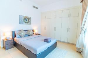 Postel nebo postele na pokoji v ubytování Luxury Escapes - Spacious 2BR Apt in the heart of Dubai Marina- Yacht Bay