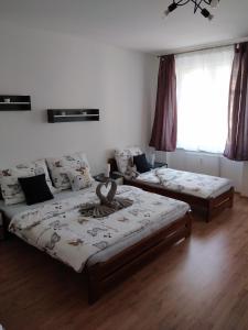 Zimmer mit 2 Betten und einem Sofa in der Unterkunft Apartmán Nad řekou in Vejprty