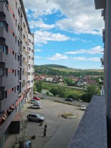 Blick auf einen Parkplatz von einem Gebäude in der Unterkunft AryaHome in Bistriţa