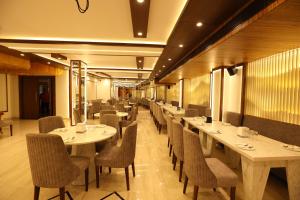 Hotel Lavit Couple Friendly near Faridabad Metro station tesisinde bir restoran veya yemek mekanı
