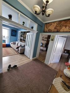 sala de estar con sofá y mesa en Apartamenti8 Korca, en Korçë