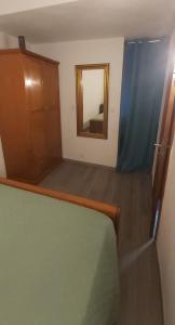 1 dormitorio con espejo, 1 cama y vestidor en Casa Oliveiras - Casas do Sinhel, en Alvares