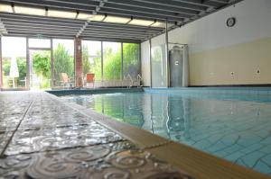 an empty swimming pool with a swimming pool at Ringhotel Alpenhof - Patchworkhotel in Augsburg