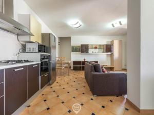 cocina y sala de estar con sofá en una habitación en House Federica - Villasimius Centre, en Villasimius