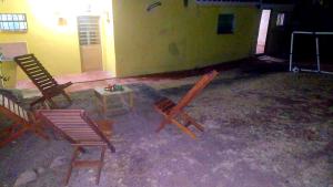 dwa krzesła i stół w pokoju w obiekcie Urquiza61 w mieście Capilla del Monte