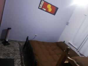 Pokój z łóżkiem i znakiem na ścianie w obiekcie Urquiza61 w mieście Capilla del Monte