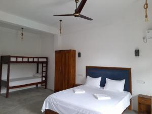 Кровать или кровати в номере Surf Gangs Arugambay