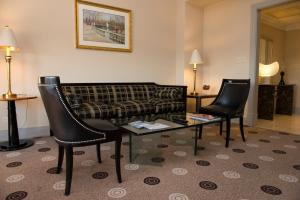 布宜諾斯艾利斯的住宿－布宜諾斯艾利斯洲際酒店，客厅配有沙发、两把椅子和一张桌子