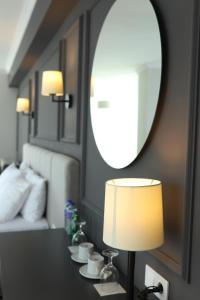 - une chambre avec une table, une lampe et un miroir dans l'établissement FONTANA VERDE, à Istanbul