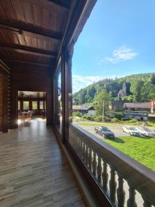 een uitzicht vanaf het balkon van een huis bij Willa Góralka in Miedzygorze