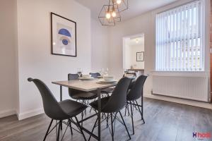 Gallery image of Host Liverpool - Spacious Family Home by Aintree, Parking in Aintree