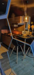 uma sala de jantar com uma mesa e uma cadeira em Atelier du chill - Bergues em Bergues