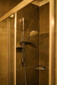 y baño con ducha con cabezal de ducha. en FONTANA VERDE, en Estambul