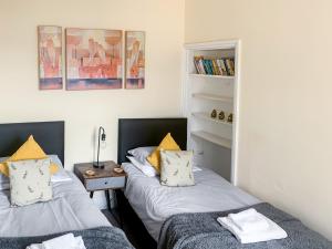 2 Betten nebeneinander in einem Zimmer in der Unterkunft Waverley Lodge - Quaint Victorian Home With Free Parking in York