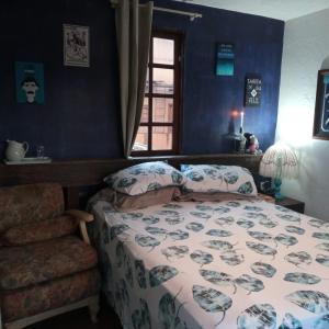 um quarto com uma cama e uma janela em Residência Gato Branco em Imbituba