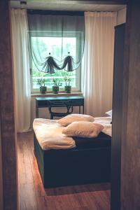 uma cama num quarto com uma janela e uma mesa em THE LOFT - Wiślana 28 em Piotrków Trybunalski