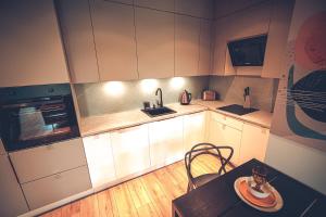 Kuchyň nebo kuchyňský kout v ubytování THE LOFT - Wiślana 28