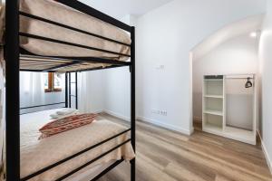 Un dormitorio con dos literas en una habitación. en Albercutx Pollentia 1, en Puerto Pollensa