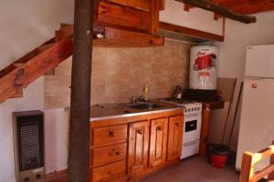 La cuisine est équipée d'un évier et d'un réfrigérateur blanc. dans l'établissement Cabañas Paraiso Duplex 7 solo familias, à Mar del Plata