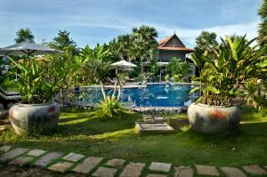un complexe avec une piscine et une maison dans l'établissement Battambang Resort, à Battambang
