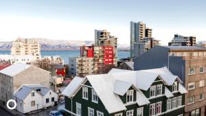 une vue aérienne sur une ville avec des bâtiments dans l'établissement Center Hotels Klopp, à Reykjavik