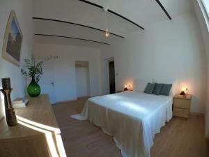 “La Casetta del 1930” Historic unit from early '900 في أورتونا: غرفة نوم مع سرير أبيض كبير في غرفة