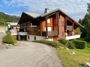 ラ・クリュサにあるAppartement La Clusaz, 3 pièces, 6 personnes - FR-1-459-33の木造家屋