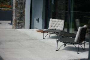 2 sillas y una mesa en el patio en Exquisite Galway City Luxury home – Sleeps 10 en Galway