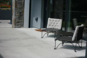 2 sillas y una mesa en el patio en Exquisite Galway City Luxury home – Sleeps 10, en Galway