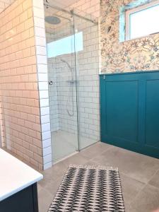 baño con ducha y puerta de cristal en Exquisite Galway City Luxury home – Sleeps 10, en Galway