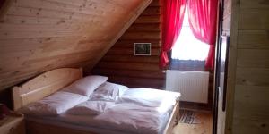 Postel nebo postele na pokoji v ubytování Dom Árgyélus - Árgyélus ház - Fesztypark + 9 fotografií