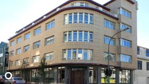 雷克雅未克Center Hotels Klopp的街角的一栋建筑